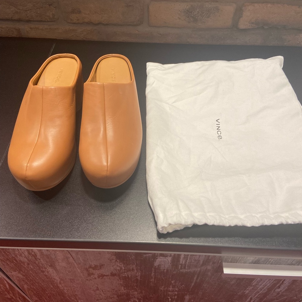 Vince Isa Mule clog. Tan.